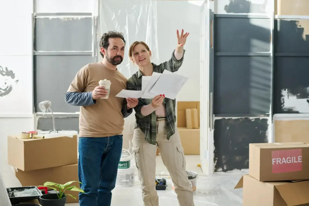 2 personnes qui discutent de la rénovation d'un appartement